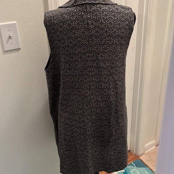 Adrienne Vittandi grey and black wool blend sleeveless wrap - Picture 3 of 6